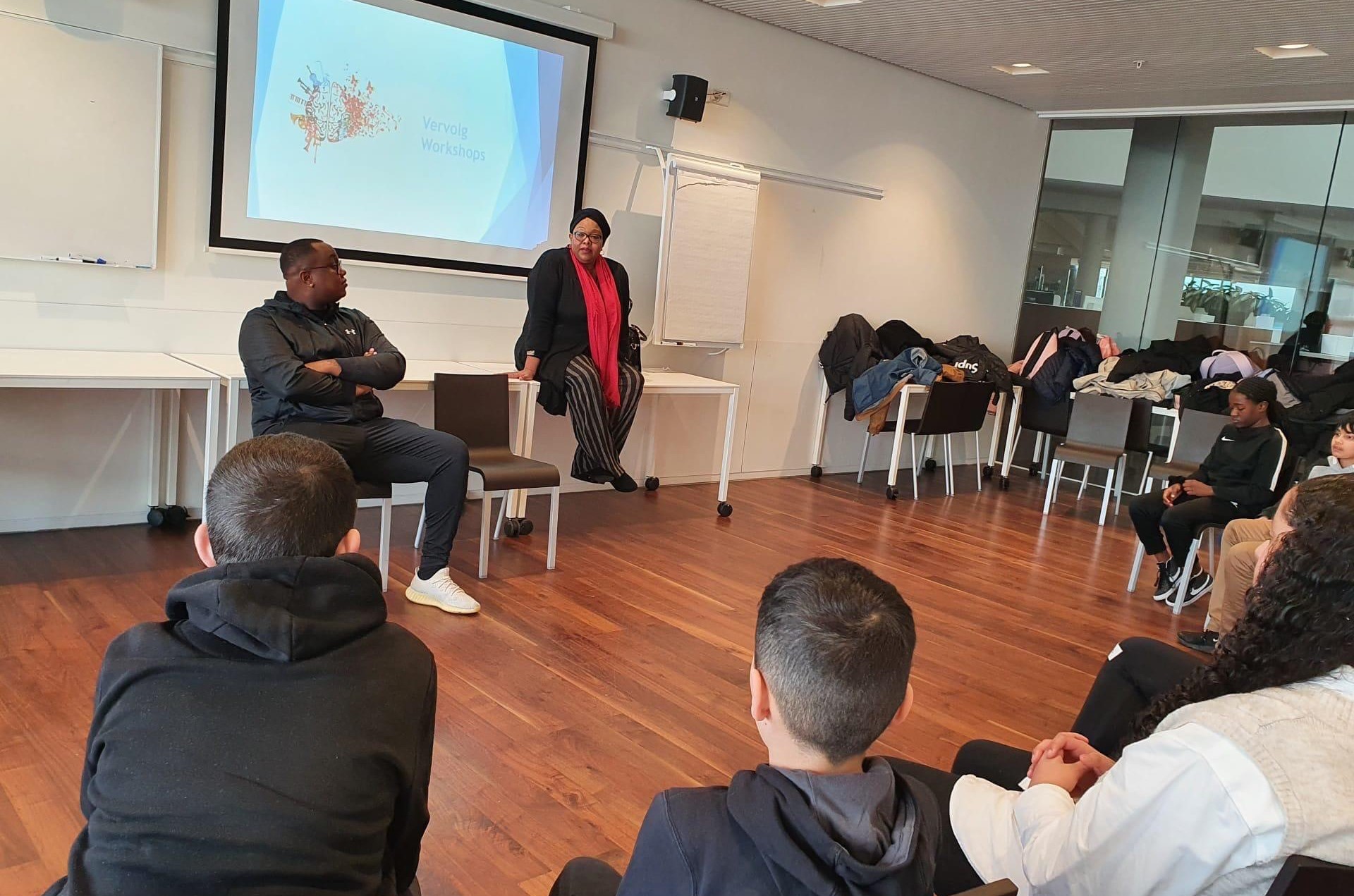 Workshop met jongeren in een kring — talentontwikkeling van de Joany Muskiet Foundation