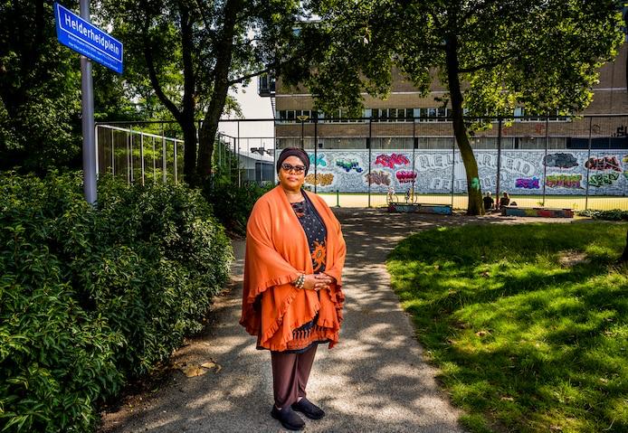 Joany Muskiet bij het Helderheidplein in Rotterdam