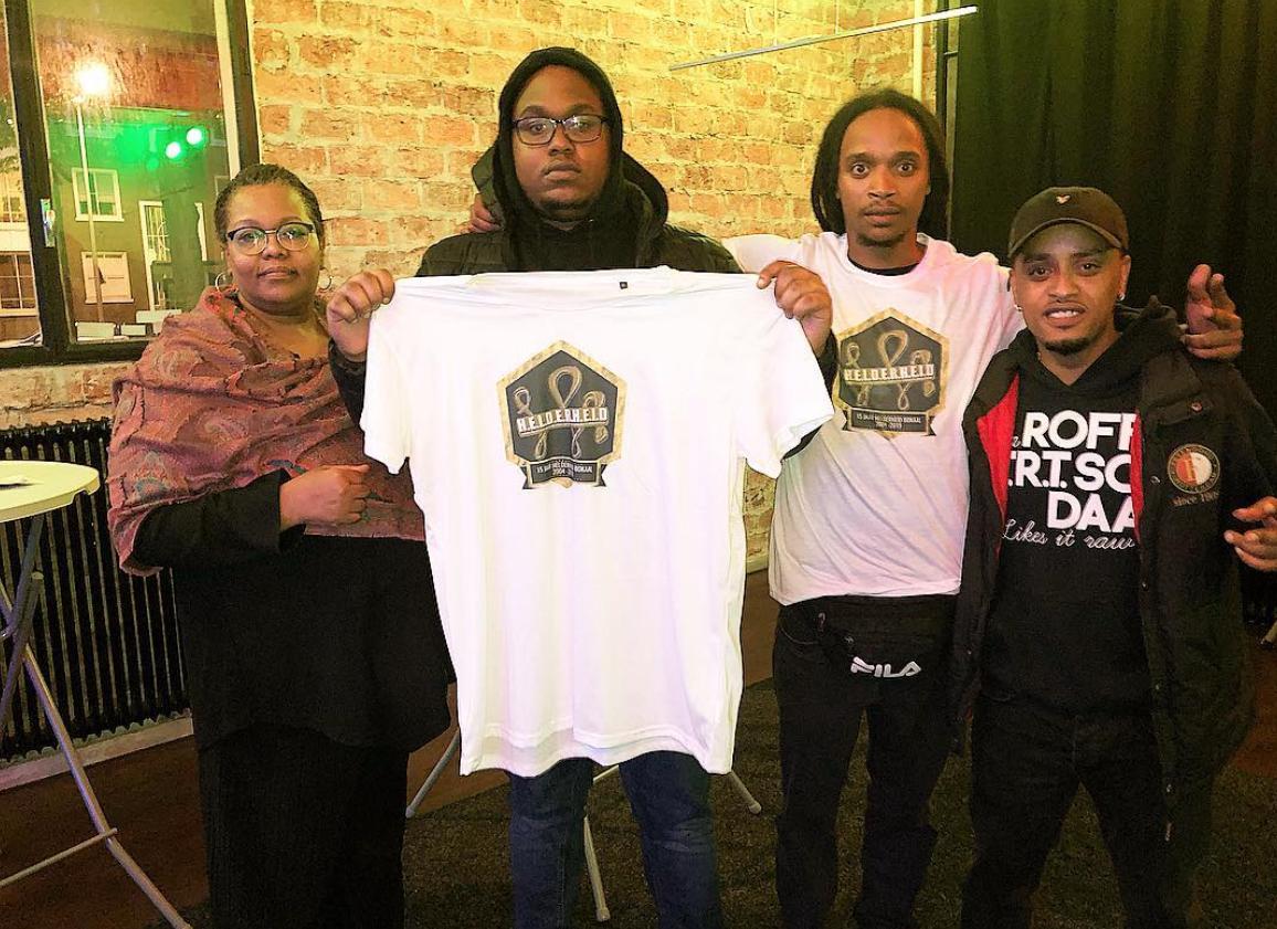 Familie en vrienden houden samen het Helderheid shirt vast — ter herinnering aan Breyten Muskiet